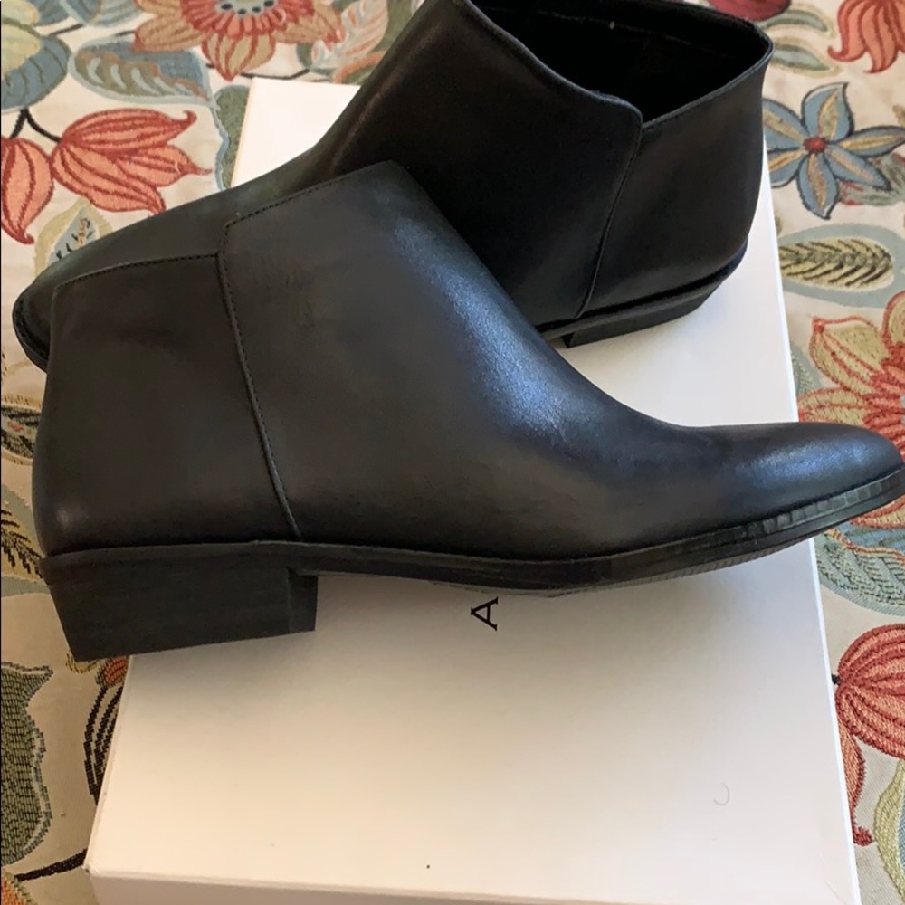 ALEX MARIE Camella bootie NWT 9